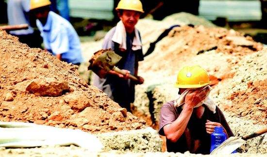 關注，高溫下的鋼結構施工工人